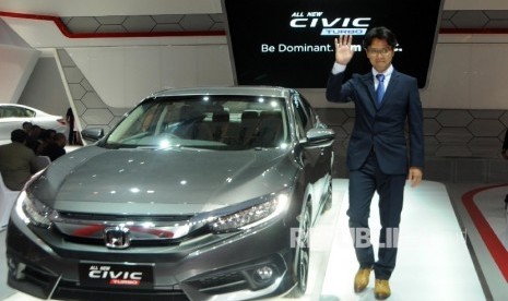 Chief Engineer Global Develompment Asistant Large Leader All New Honda Civic Yuji Matsumochi berpose disamping All New Honda Civic Turbo usai memberikan penjelasan mengani teknologi All New Honda Civic Turbo pada event Indonesia International Motor Show (I