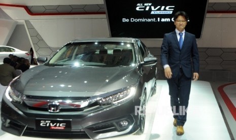 Chief Engineer Global Develompment Asistant Large Leader All New Honda Civic Yuji Matsumochi berpose disamping All New Honda Civic Turbo usai memberikan penjelasan mengani teknologi All New Honda Civic Turbo pada event Indonesia International Motor Show (I