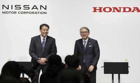 Chief Executive Nissan Makoto Uchida, kiri, dan Presiden Honda Toshihiro Mibe menghadiri konferensi pers bersama di Tokyo, Jumat, 15 Maret 2024. Nissan dan Honda pada hari Jumat mengumumkan bahwa mereka akan bekerja sama dalam mengembangkan kendaraan listrik dan teknologi intelijen otomatis, sektor di mana Jepang produsen mobil telah tertinggal.