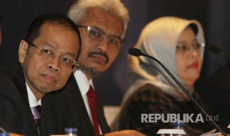 Chief Executive of Bank  Ahmad Irfan (left).