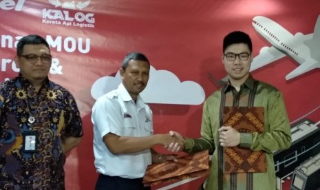 Chief Executive Officer (CEO) Lion Parcel Farian Kirana (kanan) dan Pelaksana Tugas (Plt) Direktur Utama KA Logistik Junaidi Nasution (tengah) melakukan penandatangan kerja sama dalam pengiriman barang untuk mengantisipasi kenaikkan Surat Muatan Udara (SMU) atau kenaikkan tarif kargo pesawat di Gedung Lion Parcel, Jumat (8/3). 