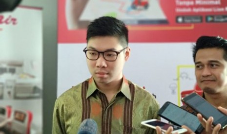 Chief Executive Officer (CEO) Lion Parcel Farian Kirana menjelaskan mengenai targetnya setelah bekerja sama dengan PT Kereta Api (KA) Logistik di Gedung Lion Parcel, Jumat (8/3).