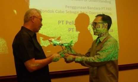 Chief Executive Officer Citilink Arif Wibowo (kanan) dan Direktur Utama PT Pelita Air Service Andjar Wibawanun usai penandatanganan nota kesepahaman (MoU) antara Citilink dan PT Pelita Air Service.