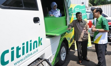 Chief Executive Officer Citilink, Arif Wibowo (kanan) dan Ketua Umum PMI, Jusuf Kalla. 