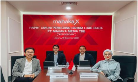 Chief Executive Officer mahakaX Farash Farich (kedua dari kiri) bersama dengan jajaran Direksi dan Komisaris mahakaX pada pelaksanaan Rapat Umum Pemegang Saham Luar Biasa PT Mahaka Media Tbk