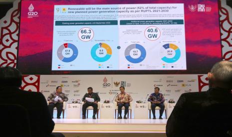 Chief Executive Officer Pertamina Power Indonesia Dannif Danusaputro (kedua kanan) bersama Direktur Mega Proyek Dan Energi Baru Terbarukan-PLN Wiluyo Kusdwiharto (kedua kiri) dan Senior Partner Mckinsey And Company Singapore Vishal Agarwal (kanan) menjadi pembicara dalam sesi diskusi State-Owned Enterprises (SOE) International Conference di Bali Nusa Dua Convention Center (BNDCC), Bali, Selasa (18/10/2022). Diskusi itu membahas tentang energi baru terbarukan. 