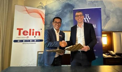 Chief Executive Officer Telin, Budi Satria Dharma Purba (kiri) dan Chief Executive Officer BW Digital, Ludovic Hutier usai penandatanganan nota kesepahaman (MoU) untuk pengembangan dan pembangunan bersama Sistem Komunikasi Kabel Laut (SKKL) Hawaiki Nui 1 di Washington DC saat event International Telecoms Week 2024.