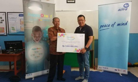 Chief Marketing Officer Asuransi Astra, Gunawan Salim memberikan perlindungan asuransi kepada 19 guru di SDN Keputih 245 Surabaya, Rabu (7/11).