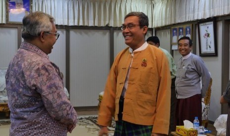 Chief Minister of Rakhine State, U Nyi Pu  (right) welcomed humanitarian aid from Indonesia to Rakhine State, Saturday (January 21).