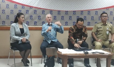 Chief of Communication and Public Advocacy UNICEF Marc Vegara (kedua kiri) memberikan keterangan terkait kegiatan Kota Layak Anak se-Asia Pasifik di Kantor Humas Pemkot Surabaya, Selasa (13/3).