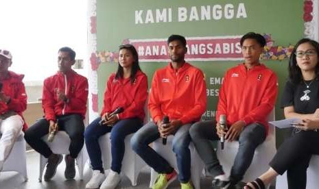 Chief Of Corporate Affairs GO-JEK Indonesia, Nila Marita (pertama kanan) bersama beberapa atlet Indonesia peraih medali emas Asian Games 2018