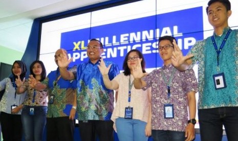 Chief of Corporate Affairs Officer XL,Eka B. Danuwirana ( tengah, kanan ) bersama VP Human Capital XL, M. Hira Kurnia ( tengah,kiri) dan para lulusan program XL Millenial Apprenticeship dalam acara peluncuran Program XL Millenial Apprenticeship di Jakarta.