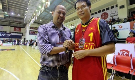 Chief operating officer ABL Ridi Djajakusuma (kiri) bersama general manager Saigon Heat, Connor Nguyen di CIS Stadium, Saigon, Vietnam