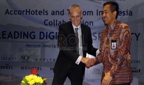 Chief Operating Officer Accor Hotels Malaysia Indonesia Singapore Garth Simmons (kiri) berjabat tangan dengan Director of Enterprise & Business Service PT Telkom Indonesia Muhammad Awaludin usai penandatanganan kerjasama kedua belah pihak di Jakarta, Senin