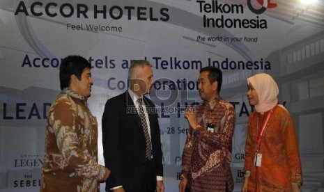 Chief Operating Officer Accor Hotels Malaysia Indonesia Singapore Garth Simmons (kedua kiri) berbincang dengan Director of Enterprise & Business Service PT Telkom Indonesia Muhammad Awaludin (kedua kanan) disaksikan oleh Vice President Sales, Marketing & D