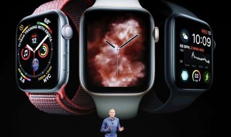 Chief operating officer Apple Jeff Williams menjelaskan Apple Watch Series 4 di Cupertino, Kalifornia, Rabu (12/9).