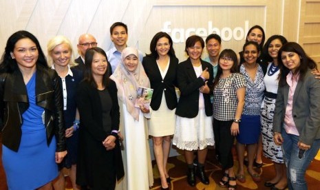 Chief Operating Officer (COO)  Facebook Sheryl Sandberg bersama sejumlah pemimpin komunitas inspiratif dari Asia Pasifik.    