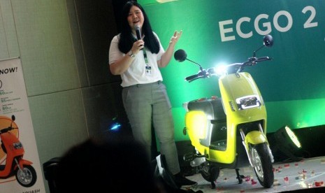 Chief Operating Officer Green City Traffic (GCT), Rosyeni saat menjelaskan spesifikasi Motor Listrik ECGO 2 di GIIAS, ICE BSD, Jumat (19/7).