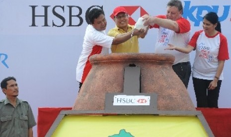 Para petinggi HSBC, Depsos dan Presiden PKPU di Teluk Naga, Tangerang, Banten.