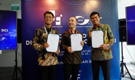 Chief Sales Officer ZTE Indonesia Steven Li, Deputy President Director DCI Indonesia Marco Cioffi dan Ketua APJII Muhammad Arif (kiri ke kanan)