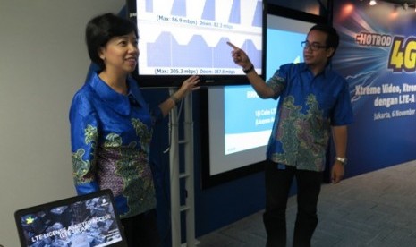 Chief Service Management Officer XL, Yessie D. Yosetya bersama Sr. GM Network Planning XL, Rahmadi Mulyohartono dalam  uji coba perangkat  LTE-Advanced License Assisted Access (LAA) di Jakarta. Jumat (6/11).