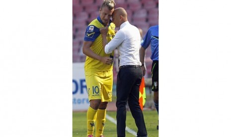 Chievo Verona's Maxi Lopez (L) celebrates with his coach Eugenio Corini during their Serie A soccer match against Napoli at San Paolo stadium in Naples, September 14, 2014