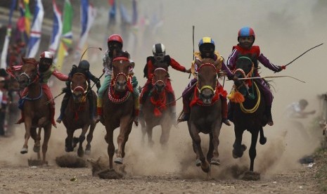 Child jockeys race their horses at a racetrack outside Bima. (file photo)  