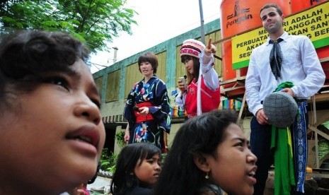 Children have fun learning English with some visiting foreign students in Jakarta. Government launches Karang Indah Village as the first English speaking village in South Kalimantan. (illustration)