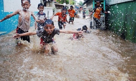 Children play in front their inundated houses in Jakarta. (illustration)  