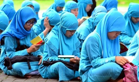 Children recite Quran at Sunda Kelapa Mosque yard, Jakarta. Indonesian Mosque Council plans to evolve mosque not only for praying but also as education center and health service center. (illustration)