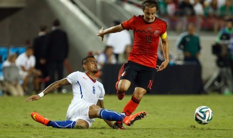 Chile midfielder Arturo Vidal (8) slide tackles Mexico midfielder Andres Guardado (18) during the first half at Levi's Stadium.