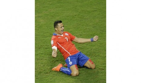 Chile's Alexis Sanchez celebrates after scoring during the group B World Cup soccer match between Chile and Australia in the Arena Pantanal in Cuiaba, Brazil, Friday, June 13, 2014.