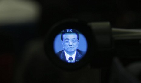 China's newly elected Premier Li Keqiang is seen through a video camera during a news conference after the closing session of the National People's Congress (NPC) at the Great Hall of the People in Beijing, March 17, 2013. 