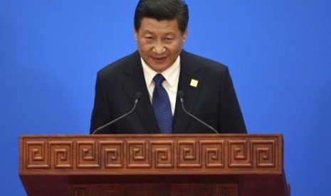 China's President Xi Jinping bows after speaking at a news conference for the Asia Pacific Economic Cooperation (APEC) Summit at the International Conference Center in Yanqi Lake, north of Beijing, November 11, 2014.