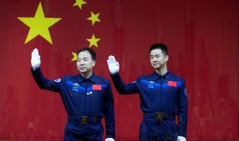 Dua astronot cina Jing Haipeng dan Chen Dong. China Daily/via REUTERS