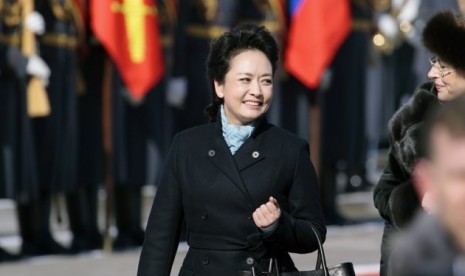 Chinese President Xi Jinping's wife Peng Liyuan smiles after arriving at the government airport Vnukovo II, outside Moscow, Russia, on March 22. 