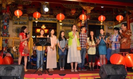 Chinese students of Universitas Ahmad Dahlan (UAD) celebrate Mid-Autumn Festival (Zhong Qiu Jie) at TITD Tjen Ling Kiong on September 19, 2013. (illustration)