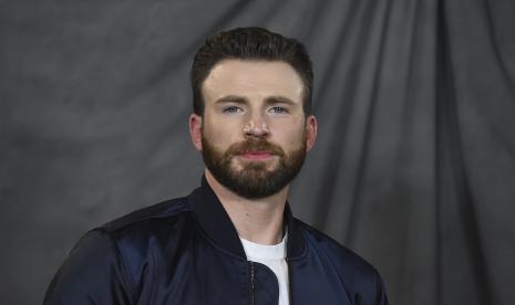 Aktor Chris Evans. Evans menikahi aktris asal Portugal Alba Baptista. Usia keduanya terpaut cukup jauh yaitu 16 tahun.