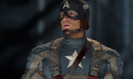 Chris Evans sebagai Captain America. Menurut Evans, kostum Captain America paling jelek dibandingkan Avengers lainnya.