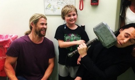 Chris Hemsworth dan Tom Hiddleston tertawa saat menghibur pasien anak-anak di RS Lady Cilento di Brisbane Australia.