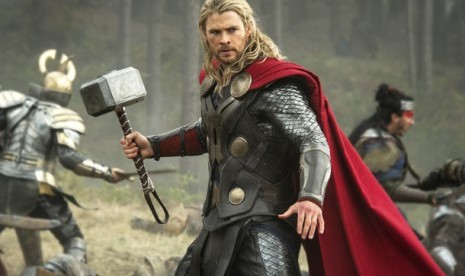 Chris Hemsworth pemeran Thor. Hemsworth mengungkap ada grup chat Avengers yang berisi enam pemain The Avengers.