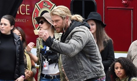 Chris Hemsworth (tengah) dalam syuting film Thor: Ragnarok.