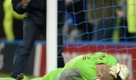 Kiper Sheffield Wednesday, Chris Kirkland, terjatuh di tengah lapangan usai dipukul seorang fans Leeds United, Sabtu (20/10) dini hari tadi.