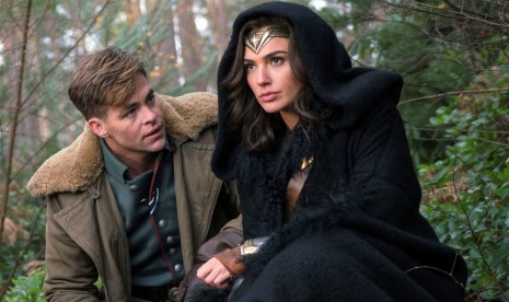 Chris Pine (kiri) dan Gal Gadot dalam film Wonder Woman. 