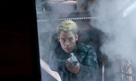 Chris Pine sebagai James T Kirk dalam Star Trek Into Darkness