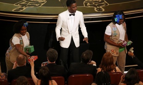 Chris Rock bersama dua pramuka perempuan meminta undangan Oscar membeli kue.