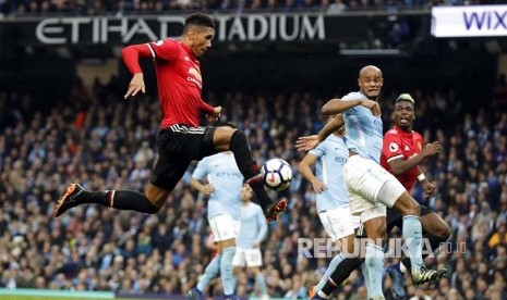 Chris Smailling mencetak gol kemenangan Manchester United ke gawang City pada laga derby Manchester di Etihad Stadium, Ahad (8/4) dini hari. 