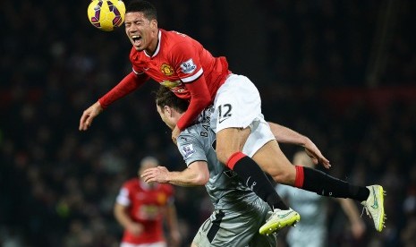 Chris Smalling (atas) 