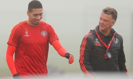 Chris Smalling (kiri) dan Louis Van Gaal