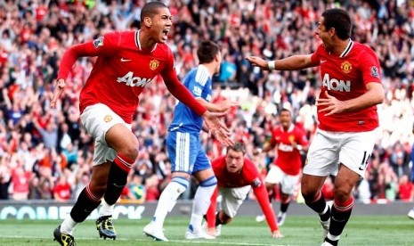 Chris Smalling (kiri) merayakan gol bersama rekannya Javier Hernandez